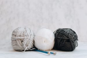Baumwolle, Merinowolle und Bambusfaser auf dem Tisch im Zimmer Baumwolle, Merinowolle und Bambusfaser auf dem Tisch im Zimmer