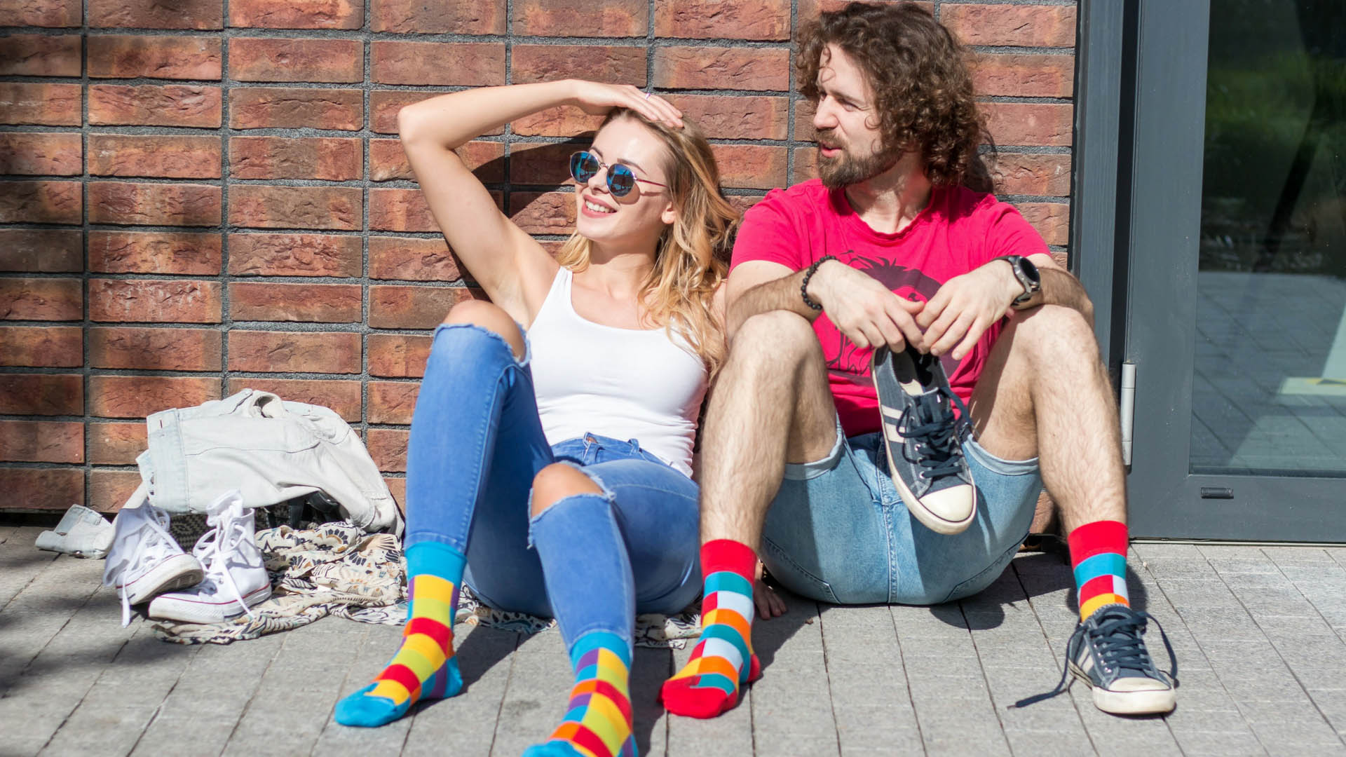Fräulein in bunten Socken in der Stadt