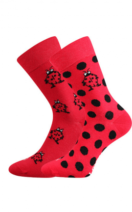 Bunte Socken mit Marienkäfern